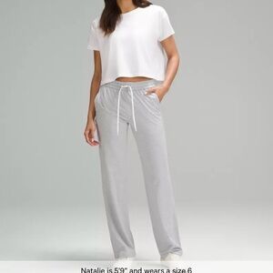 Lululemon Soft Jersey Straight-Leg Mid-Rise Pant
Regular. Size M.